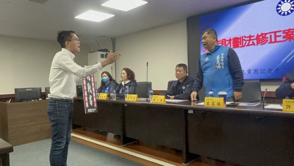 南市國民黨議員支持財劃法記者會遭踢館 市議員李宗霖與盧崑福發生衝突