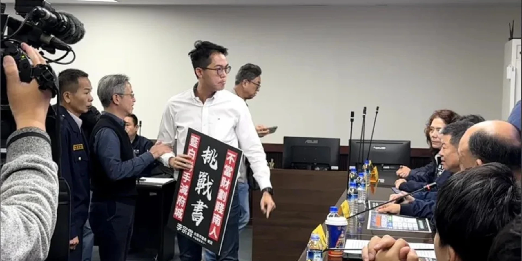 台南議會藍黨團挺財劃法!基進議員踢館嗆辯論 雙方爆推擠衝突