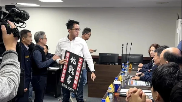 台南議會藍黨團挺財劃法！基進議員踢館嗆辯論 雙方爆推擠衝突