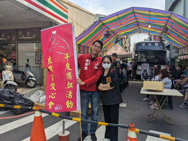 鼓勵捐血！台南市議員與「書食糧號」創辦人捐無毒白米