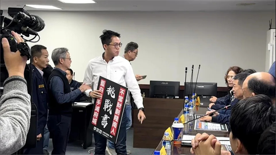 快新聞/台南議會藍黨團挺財劃法!基進議員踢館嗆辯論 雙方爆推擠衝突