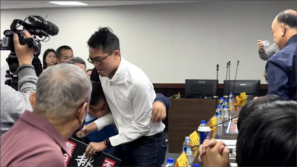 快新聞/台南議會藍黨團挺財劃法!基進議員踢館嗆辯論 雙方爆推擠衝突