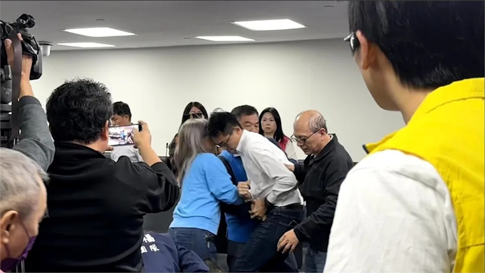 快新聞/台南議會藍黨團挺財劃法!基進議員踢館嗆辯論 雙方爆推擠衝突