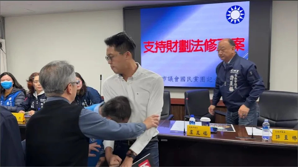 快新聞/台南議會藍黨團挺財劃法!基進議員踢館嗆辯論 雙方爆推擠衝突