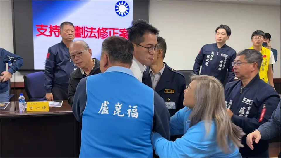 快新聞/台南議會藍黨團挺財劃法!基進議員踢館嗆辯論 雙方爆推擠衝突