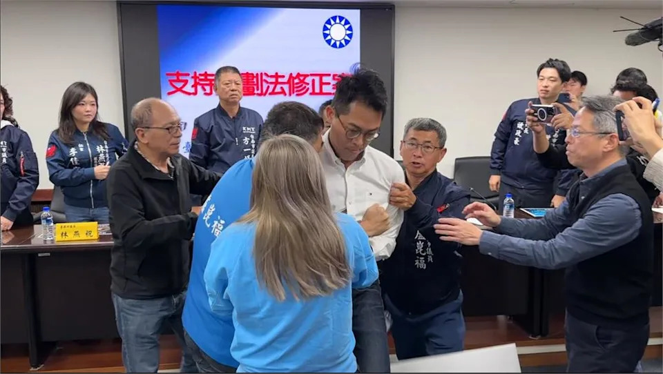 快新聞/台南議會藍黨團挺財劃法!基進議員踢館嗆辯論 雙方爆推擠衝突