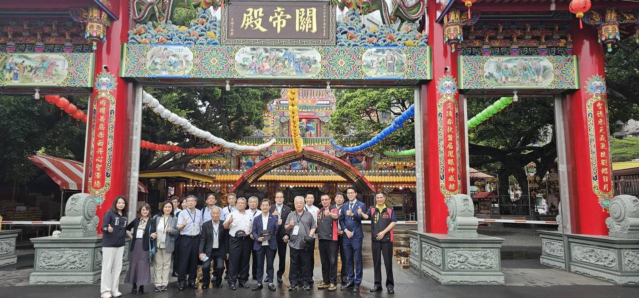 菊池市代表團先至東區關帝廳,在主委許木樹及建醮主委王健源的親自導覽下,認識東區的...