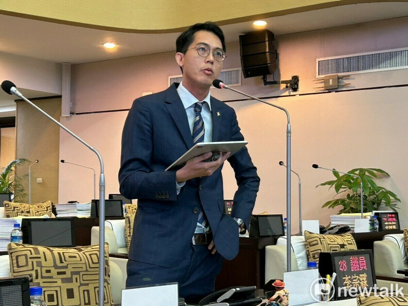 台灣基進台南市議員李宗霖今日在財經部門業務報告時,針對目前綠鬣蜥肆虐台南各行政區一事質詢農業局,要求農業局「獵龍」行動要再加把勁。   圖:李宗霖服務處/提供