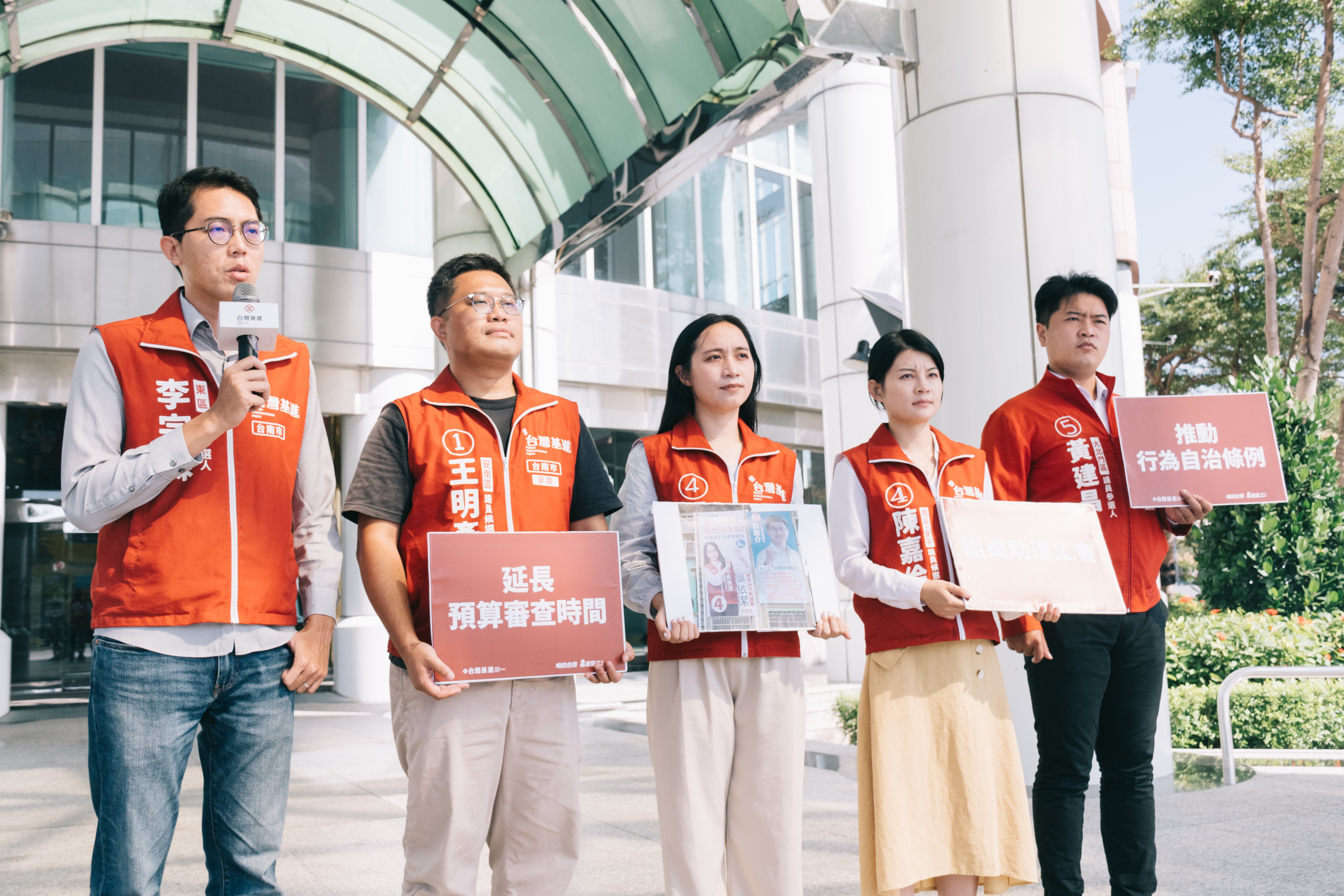 台灣基進台南市黨部挺掃黑,強調要推動選制和議會改革,以「政見」取代「金錢」。記者鄭惠仁/翻攝