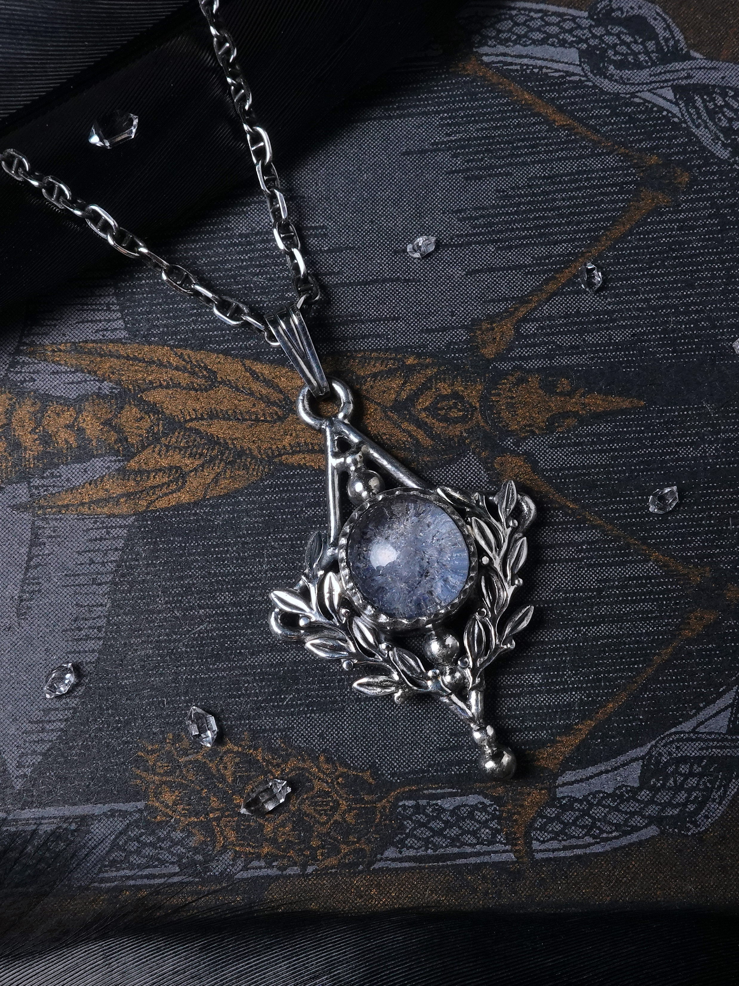 星冠紋章。藍線石純銀墜