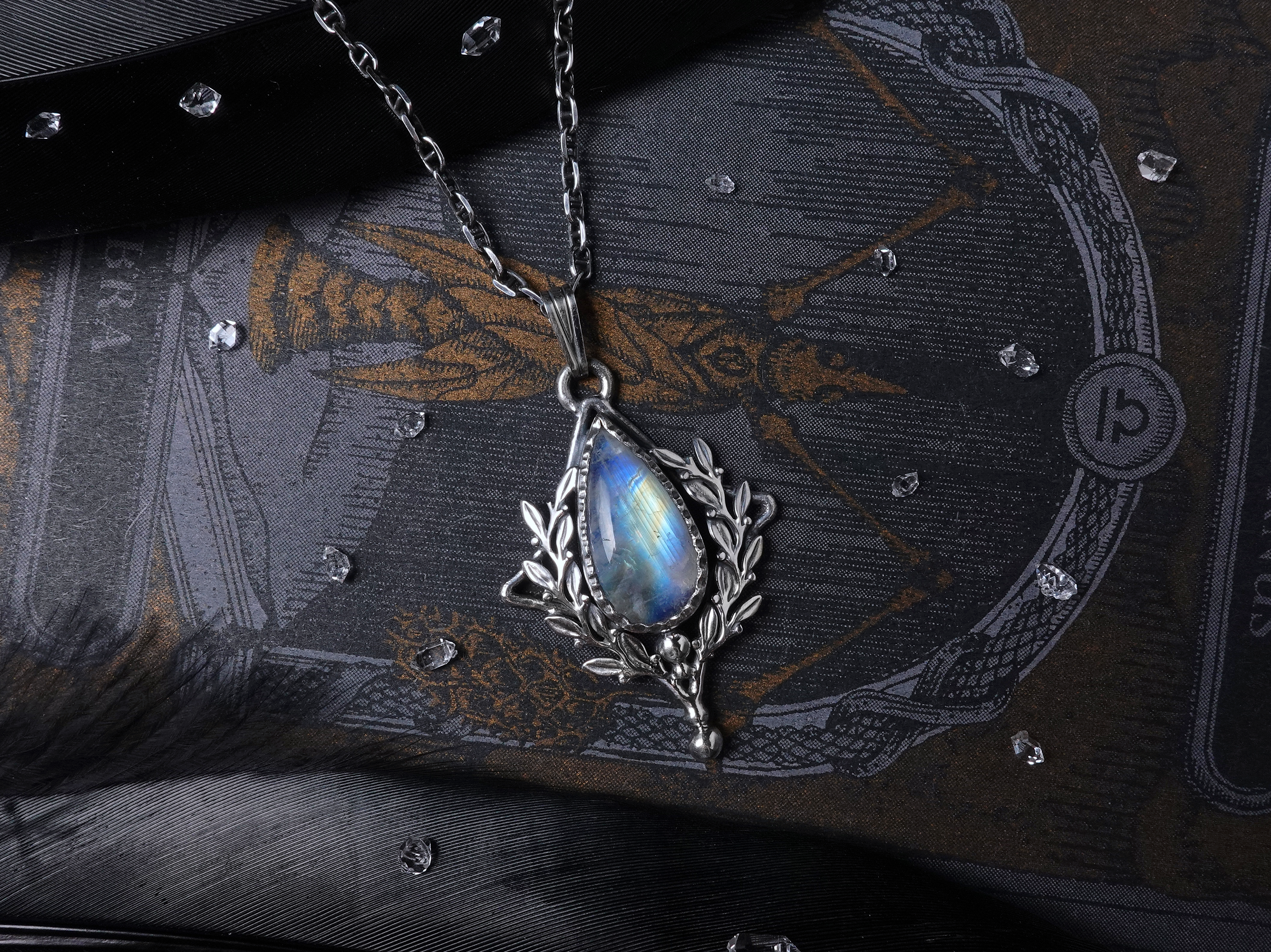 星冠紋章。彩虹月光石純銀墜