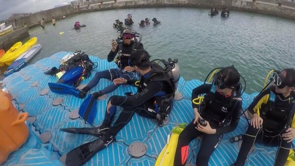 教學示範 OW 開放水域課程 背滾式入水 BACK ROLL ENTRY 教學示範 步驟