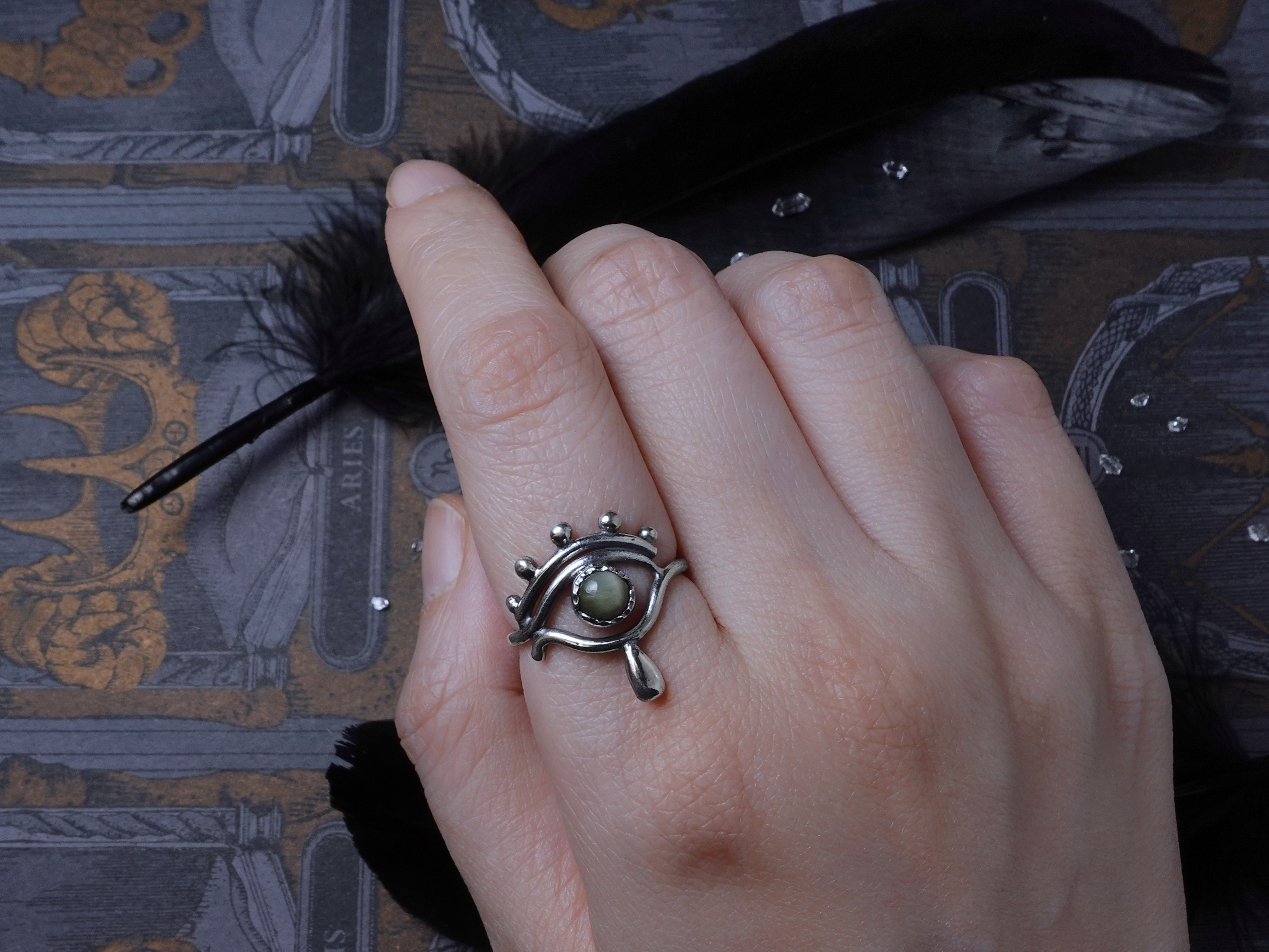 淚水成詩。金綠貓眼純銀戒（右眼）