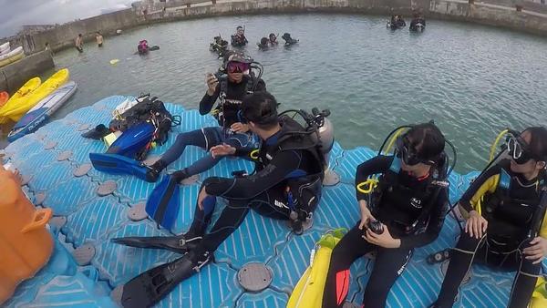 教學示範 OW 開放水域課程 背滾式入水 BACK ROLL ENTRY 教學示範 步驟