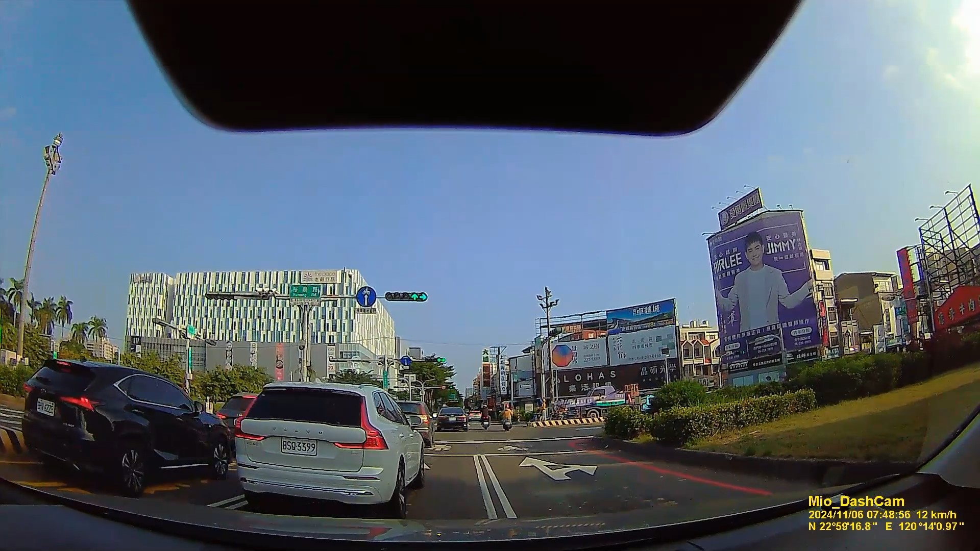 進入後甲圓環前的車道內線處, 是否可考慮恢復原始設計(有雙白線)