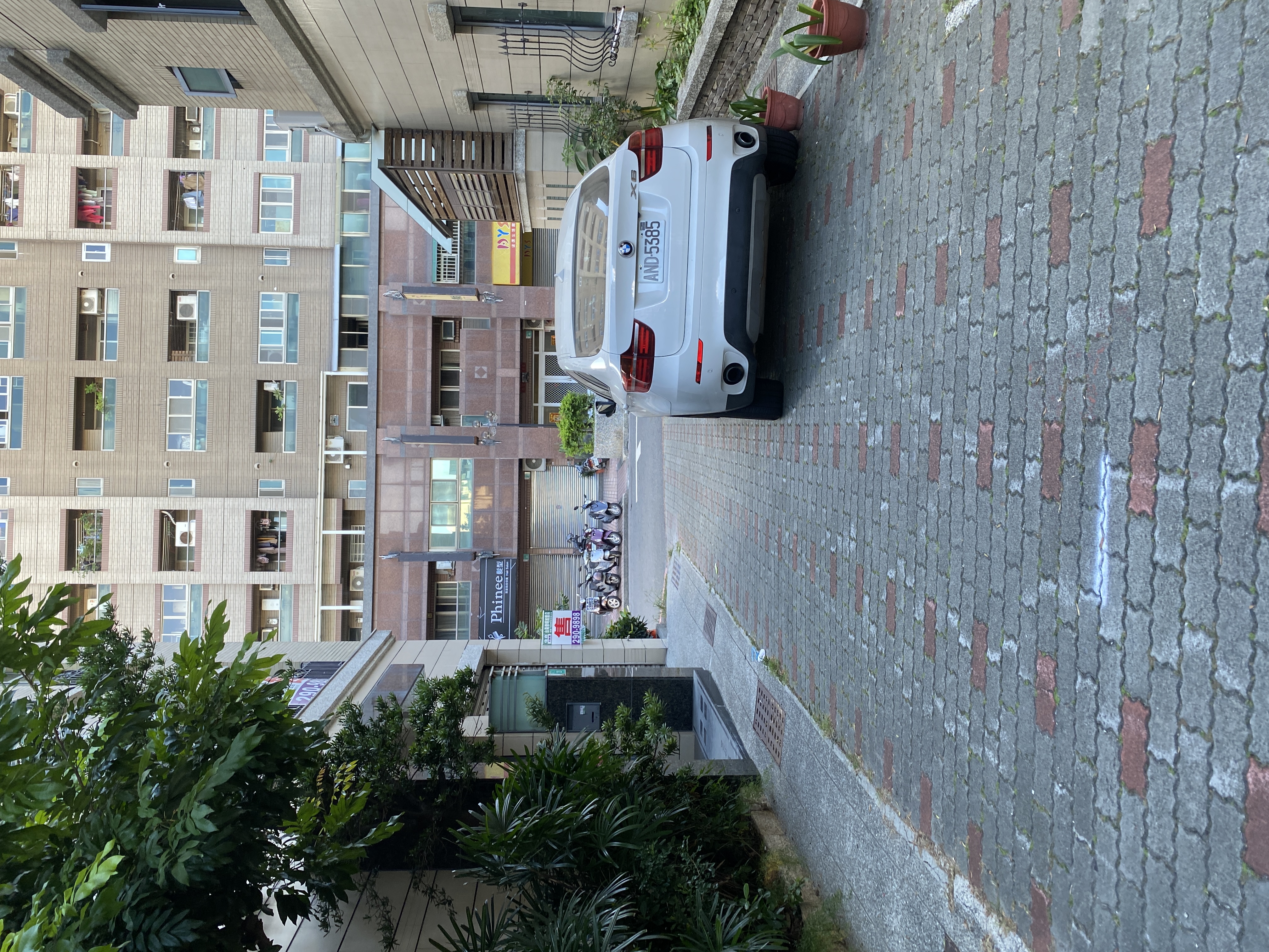 東區崇善十街36巷與崇善十一街交叉口 車輛佔用巷口