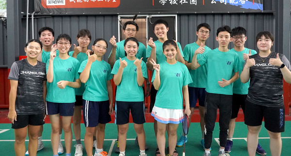 羽球教練帶大學生移地訓練。