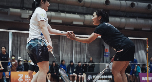 羽球教練雙打配合默契十足，在比賽中流暢攻防。