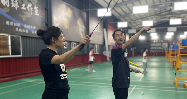 教練指導學生練習羽球技巧