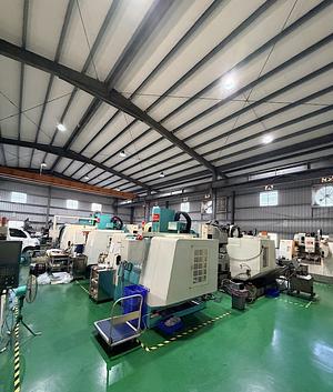 我們重視廠區的 6S 管理與作業動線規劃。乾淨有序的環境不僅是為了美觀，更是為了落實對產品品質與交期最基礎的承諾。
