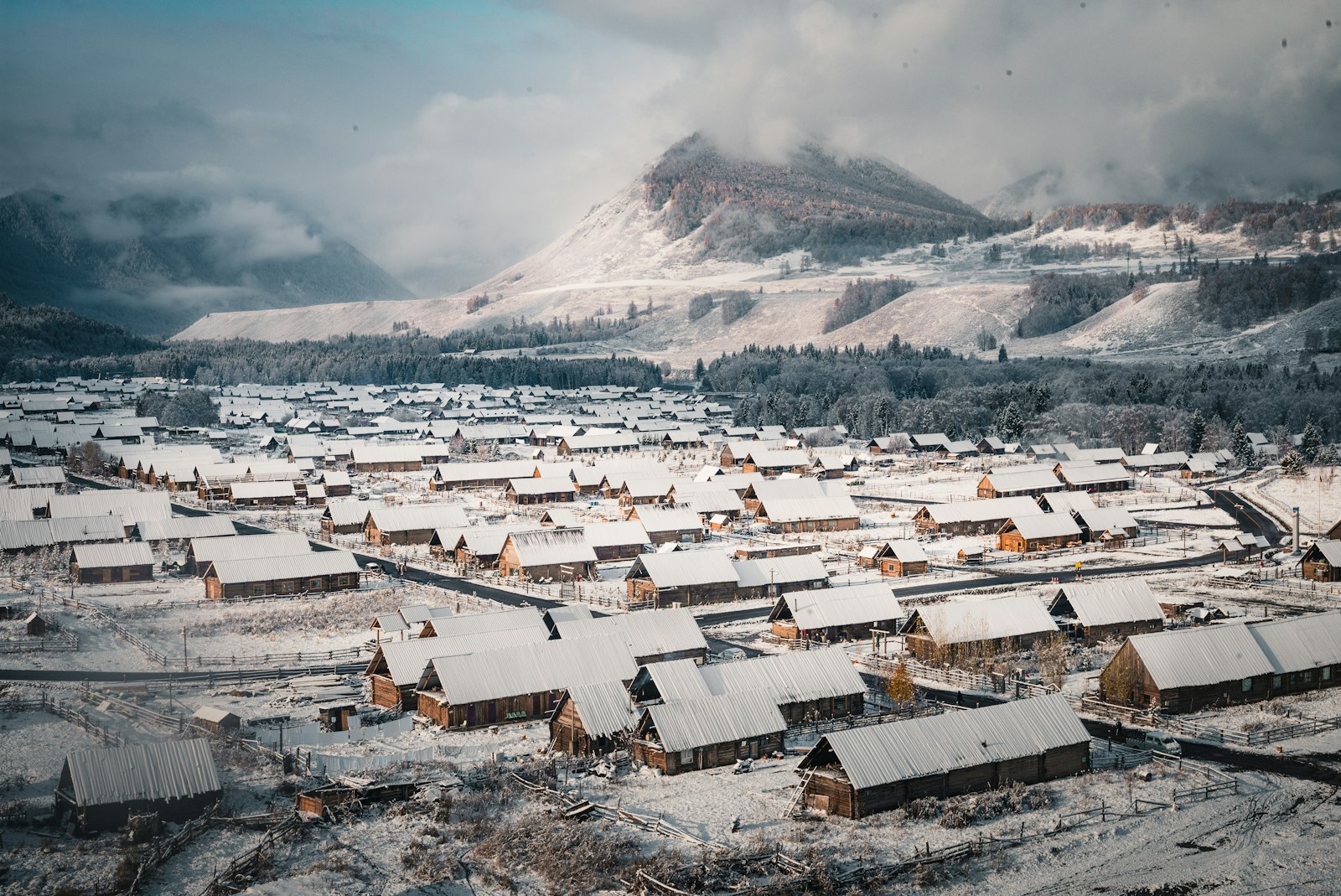 禾木村雪景木屋