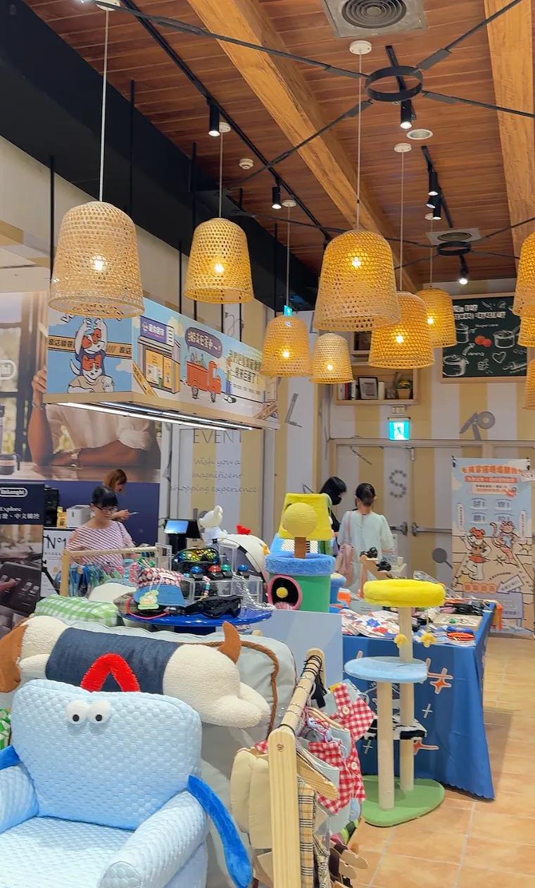 夏日泳池派對快閃店內毛孩選物與藤編燈氛圍