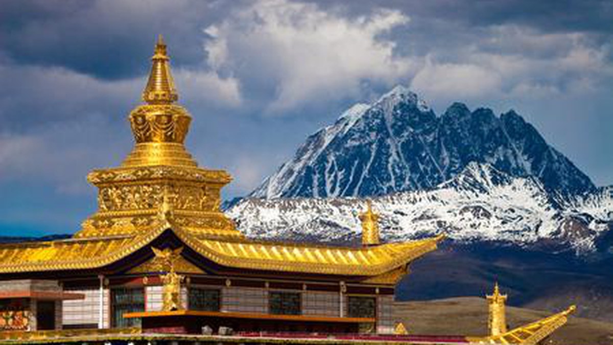 塔公寺金頂與雪山