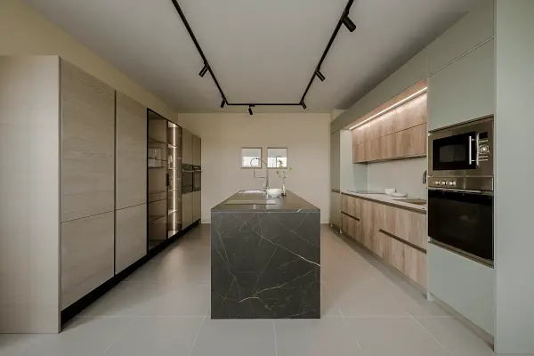蕃茄廚具展示間：木紋與深石